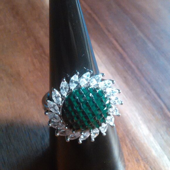Simulated White and Green Diamond Sunburst Sterling Silver Ring (Size 6) - Picture 4 of 11